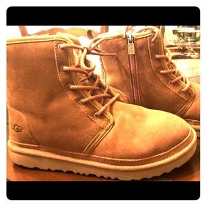 Kids UGG Harkley II Boot.  Size 6 Youth.